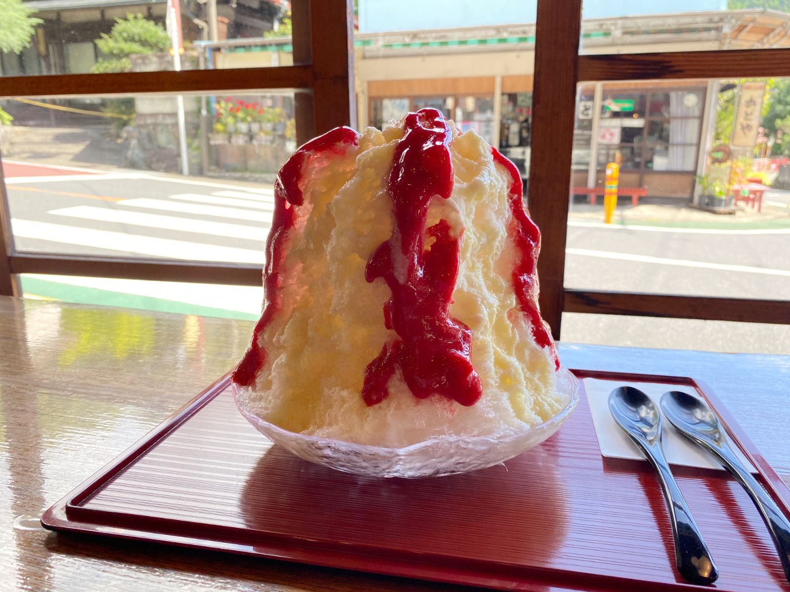 これがハーフサイズって本当？神奈川・大山の「清水屋」で食べられる巨大かき氷に舌鼓