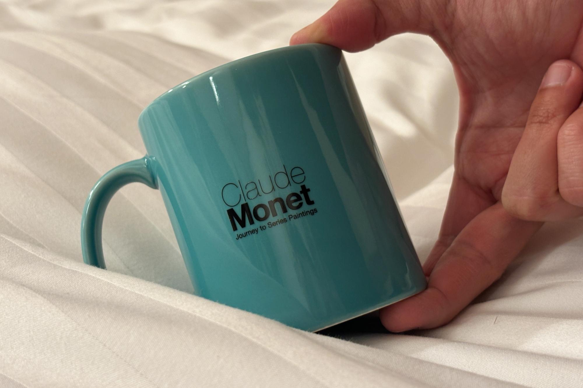 モネの睡蓮をモチーフにした「PEANUTS meets MONET」のマグカップ