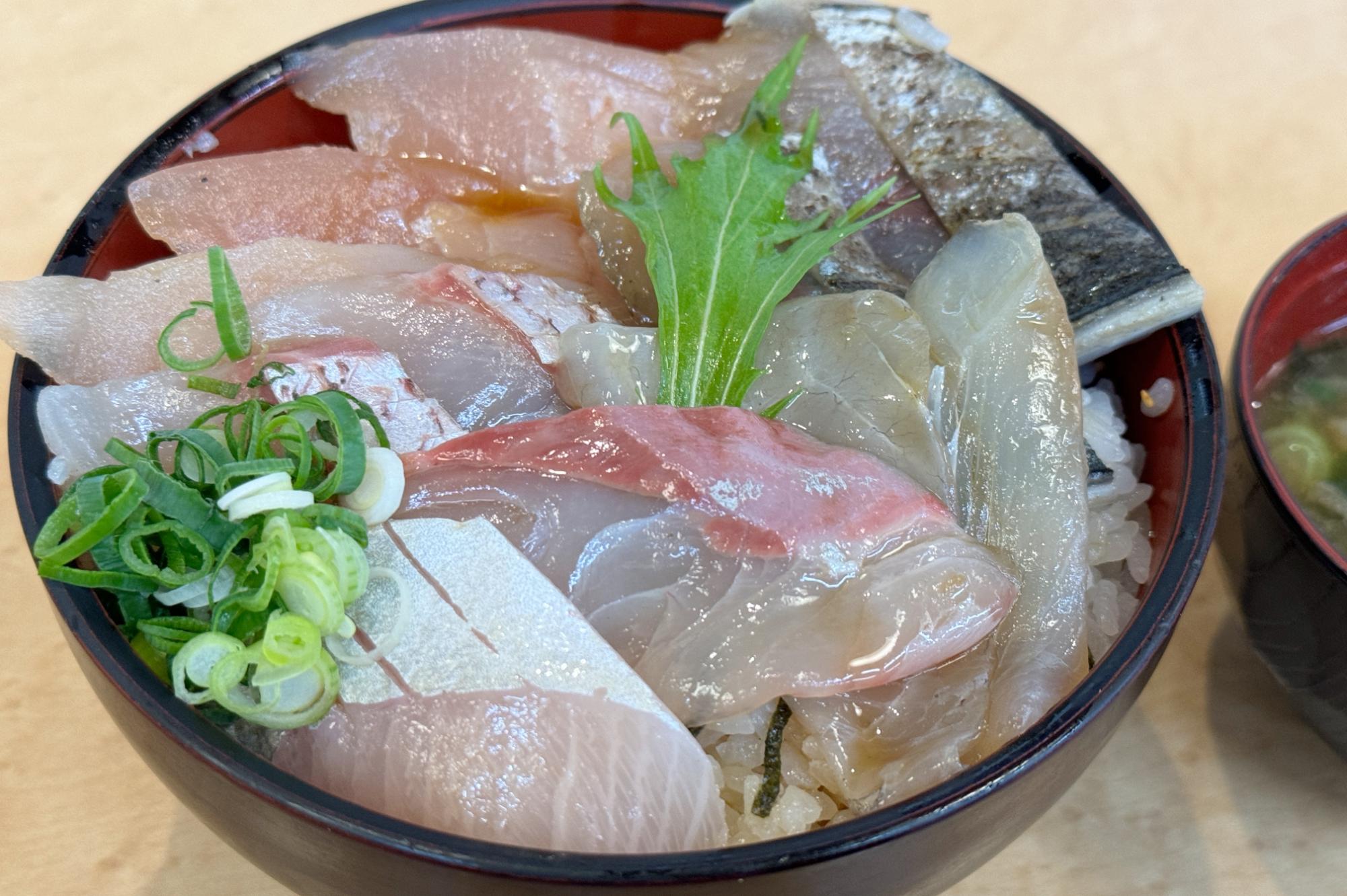 小田原の絶品海鮮丼「丼万次郎」が最高。レールに乗ってくる仕掛けも面白い