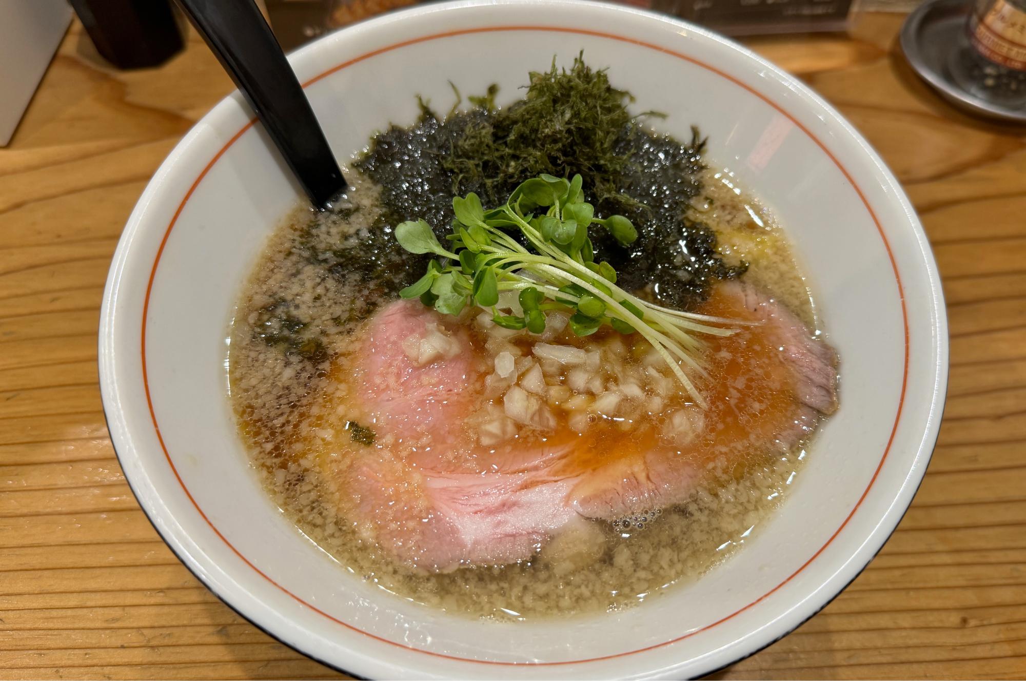 出汁のきいたコクのあるスープが肝。小田原の「城下町 どすん」で背脂らーめんを食べてきた！