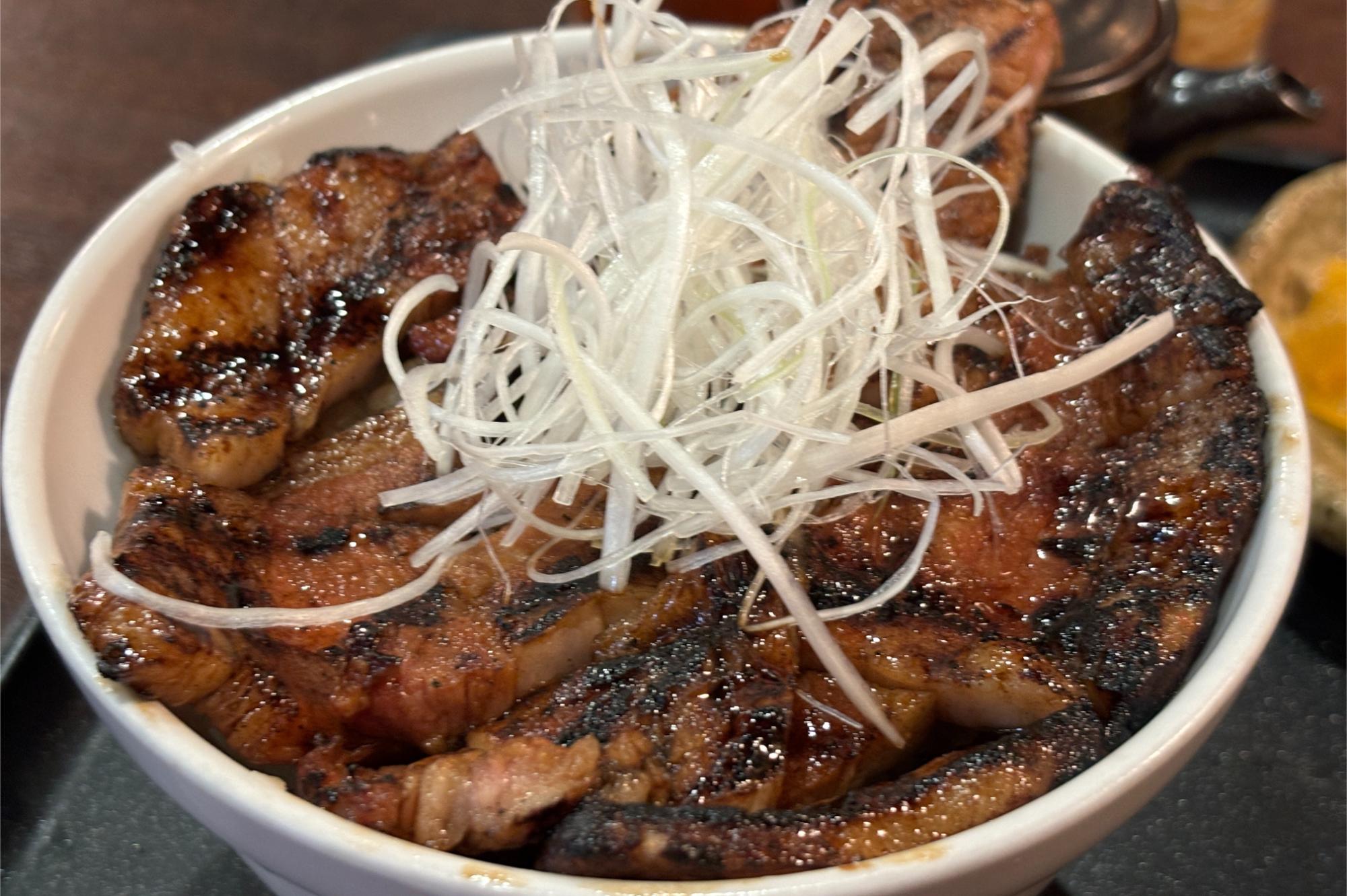 平塚の「十勝豚丼 なまらうまいっしょ！」で、本格的な炭火焼「豚丼」を実食。味変も楽しい